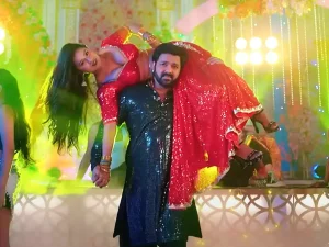 Pawan Singh पवन सिंह और डिम्पल सिंह ने अपने रोमांस से मचाया तहलका और रोमांस देख लोगो का हुआ बेहाल
