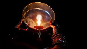 Karwa Chauth 2023: करवा चौथ की पूजा में मिट्टी की जगह आटे के दीपक क्यों जलाते है जानिए इसका कारण 